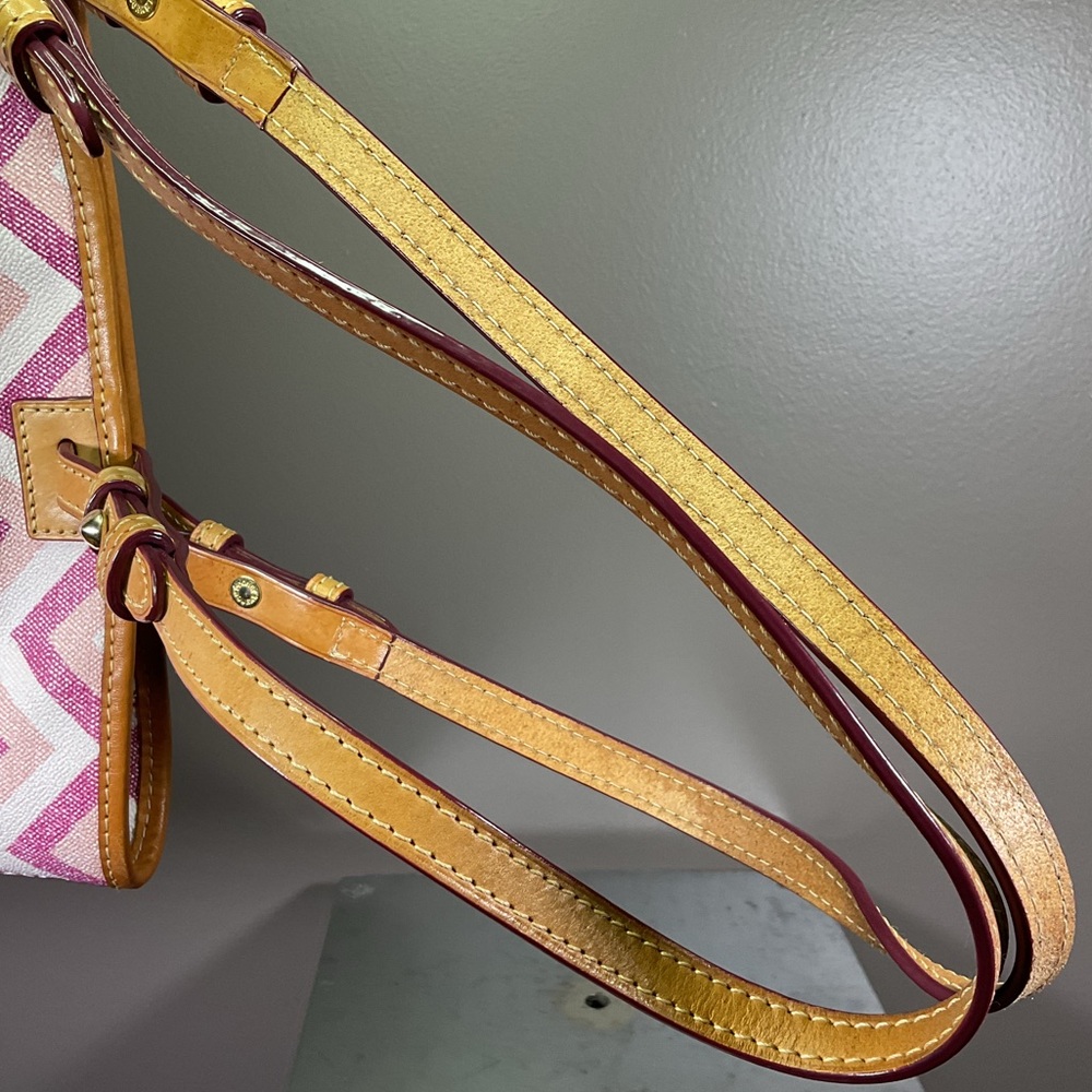 Dooney & Bourke pink chevron tote bag - Picture 8 of 13